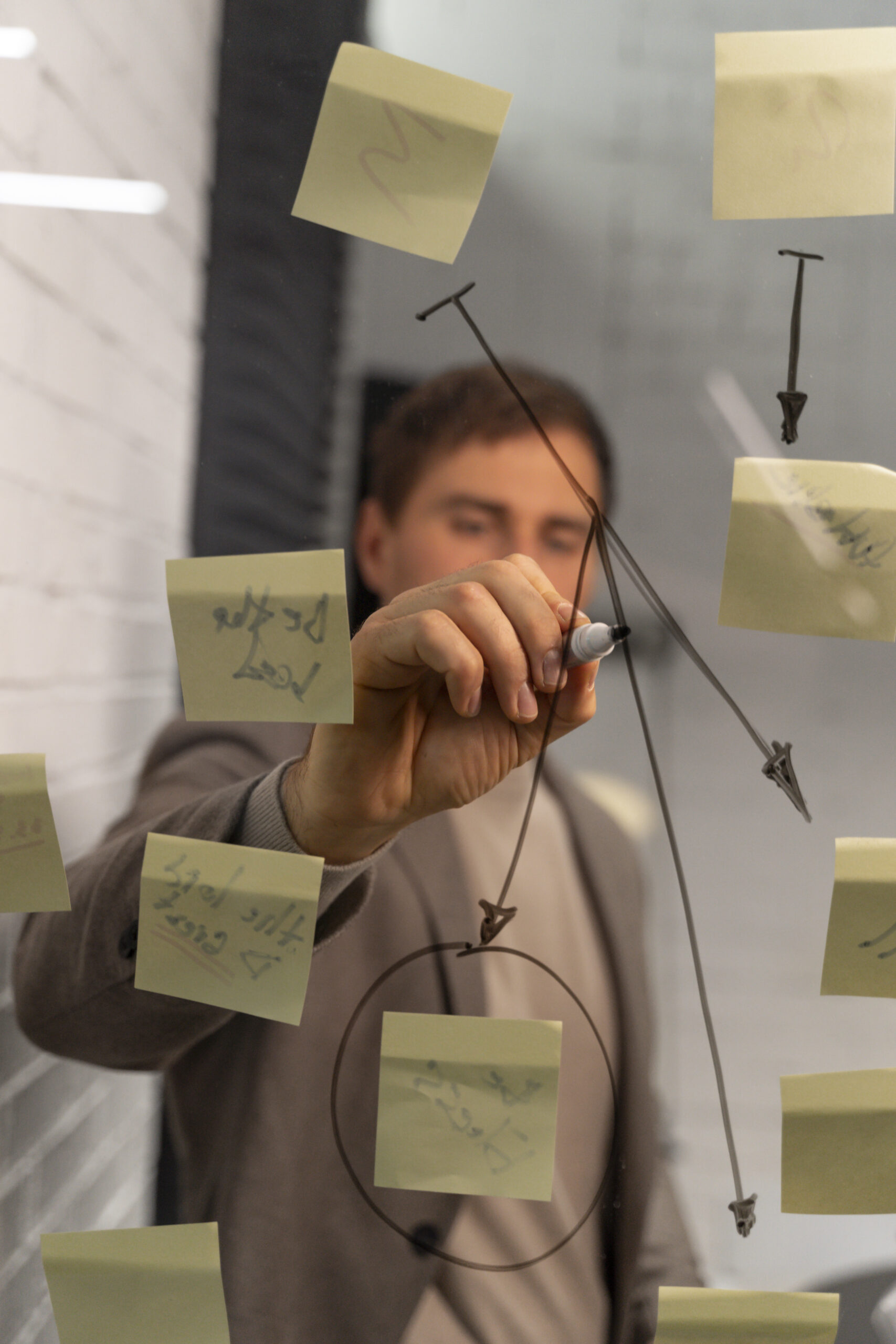 Propietario De Negocio Trabajando En Su Estrategia Scaled